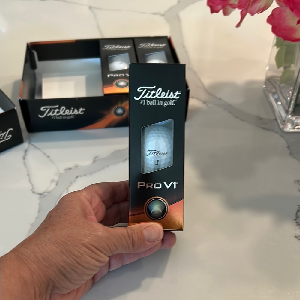 Titleist Pro V1 Golf Balls in Black and White Box
